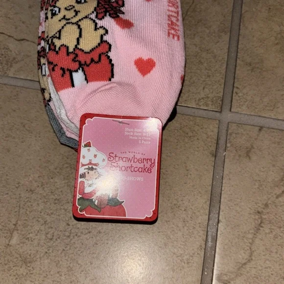 NWT 5 pairs of strawberry shortcake socks size 4-10 - Picture 6 of 6